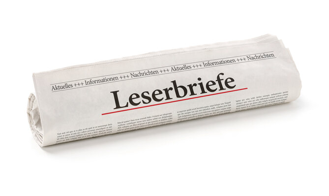 Zeitungsrolle mit der Überschrift Leserbriefe