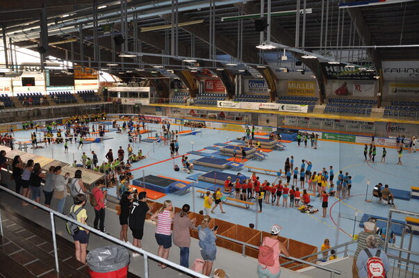 eishalle-schulstufenbarren-und-sprung