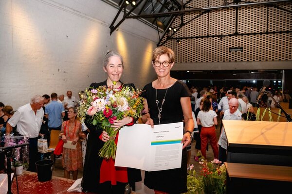 Regierungsrätin Monika Knill übergibt Simone Keller den Thurgauer Kulturpreis.