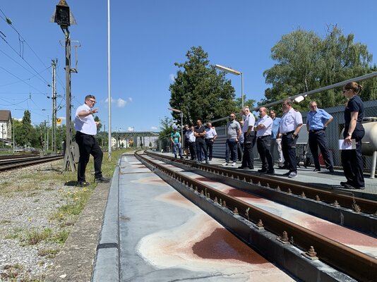 Die Auseinandersetzung mit möglichen Gefahren ist für die Lang Energie AG zentral: Karl-Paul Zwick, Leiter Unternehmensentwicklung und IT (links) erklärt eindrücklich, weshalb das so ist.