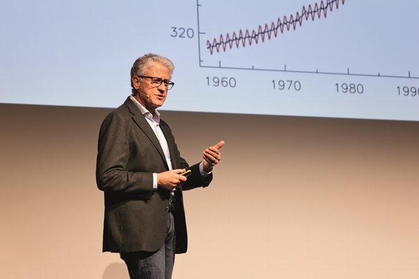 Der Schweizer Klimaforscher Thomas F. Stocker zeigt auf, wie die Klimakrise ihren Lauf nahm.