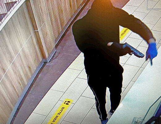 Der Täter ergriff mit Bargeld die Flucht.