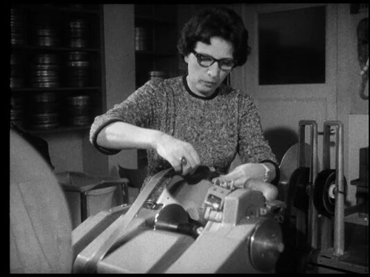 Minouche Laemmel mischt den Ton für die Filmwochenschau Nr. 1000, 19.1.1962.