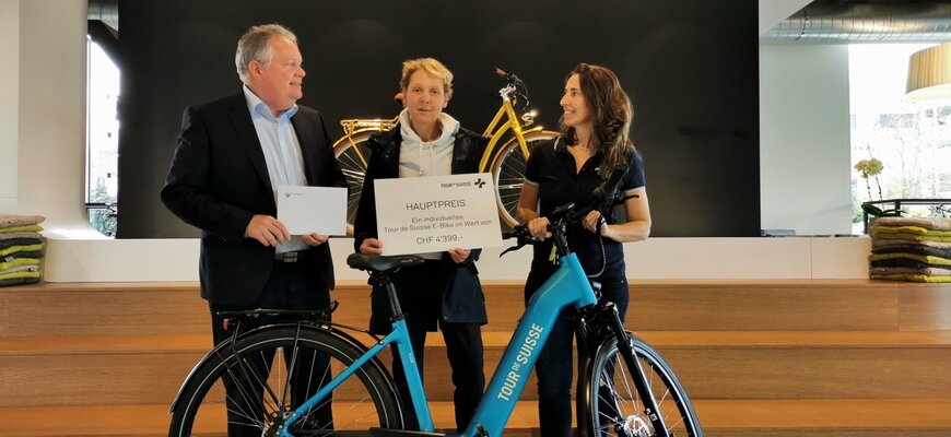 Die Kreuzlingerin Evelin Veres durfte am Montag bei Tour de Suisse in Kreuzlingen den Hauptpreis der diesjährigen Cyclomania-Challenge entgegennehmen. IDSK
