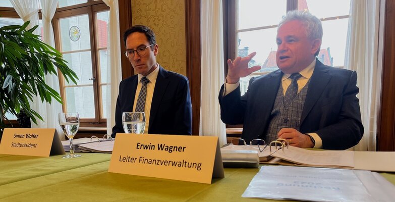 Sie präsentierten die Rechnung 2023 der Stadt Weinfelden: Stadtpräsident Simon Wolfer und Erwin Wagner, Leiter Finanzverwaltung. - 1