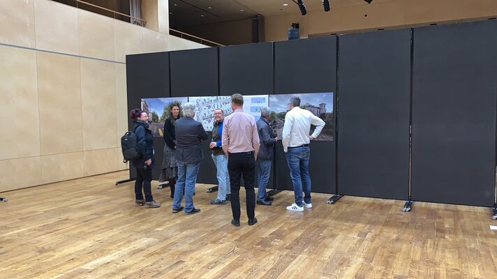 Fachplaner präsentieren das Projekt einem interessierten Publikum.