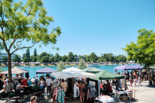 Wie schon seit längerem in Konstanz, findet dieses Jahr der Flohmarkt auf Kreuzlinger Seite unter anderem auch am Seeufer statt.⋌ zVg
