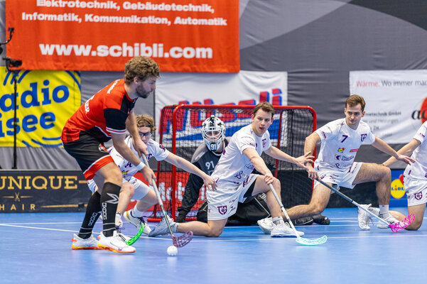 yannic-fitzi-am-blocken