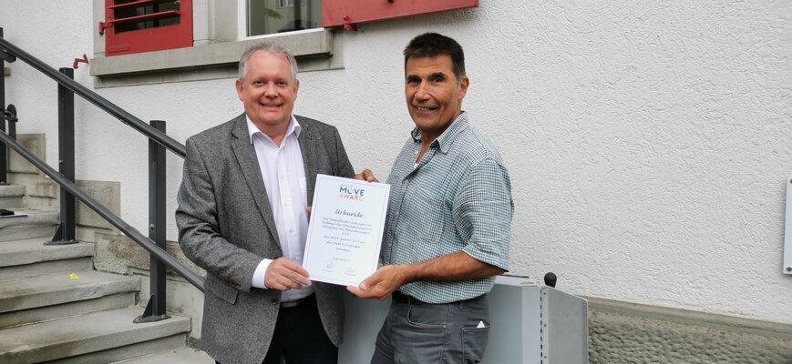 : Stadtpräsident Thomas Niederberger freut sich zusammen mit Ruedi Wolfender, Abteilungsleiter Gesellschaft, über die MOVE-Award-Auszeichnung.