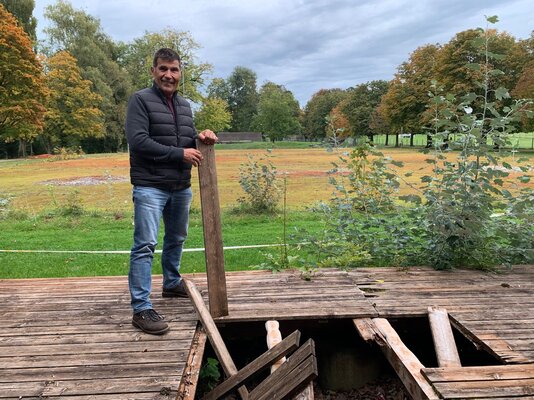 Ruedi Wolfender auf dem morschen Deck des Clubhauses. Am 4. November startet der Rückbau.⋌ IDSK
