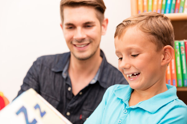 Kinder lesen in einem Buch