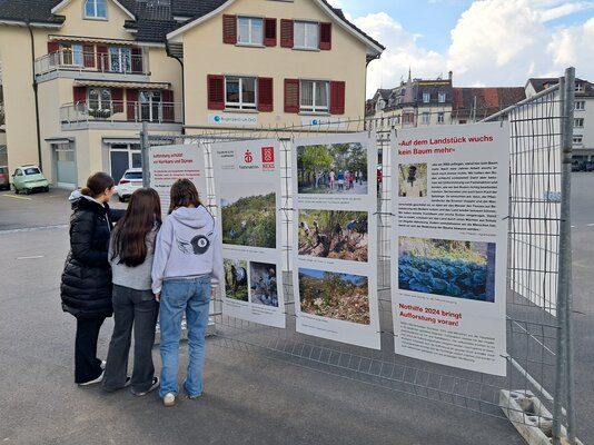 Auf dem Marktplatz in Weinfelden und vor dem Volg Laden in Märstetten fallen die Plakate zur Fastenaktion für Haiti sofort auf. ⋌zVg