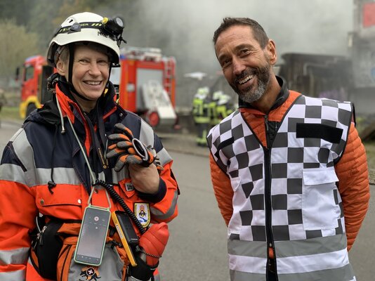 Grosser Einsatz, volles Engagement: Markus Meile im Gespräch mit einer Teilnehmerin der Rettungsstaffel