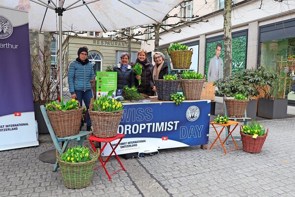 Die Frauen des Serviceclubs Soroptimist Frauenfeld verkaufen am 8. März Tulpen. ⋌zVg