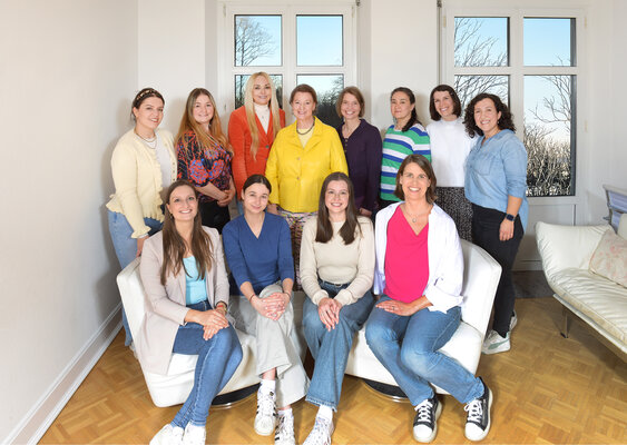 Silke Heit mit Lehrerinnen-Team aus zwölf Nationen. zVg
