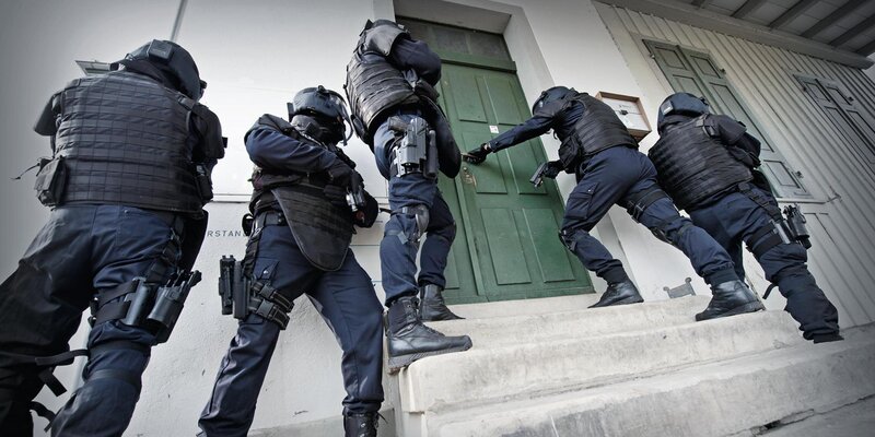 Im Einsatz standen mehrere Polizistinnen und Polizisten der Regionalpolizei sowie der Spezialeinheit LEU und der Verhandlungsgruppe.