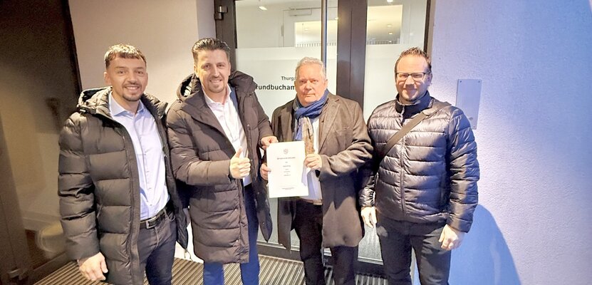 V.l. Gebrüder Besnik und Bujar Emini (Inhaber BEMIX Immobilien AG), Stadtpräsident Thomas Niederberger und Stadtschreiber Michael Stahl.⋌ zVg - 1