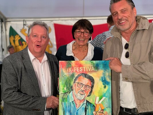 Stadtpräsident Thomas Niederberger, Alt-Stadträtin Dorena Raggenbass und der Preisträ-ger Micky Altdorf (v.l.n.r.)