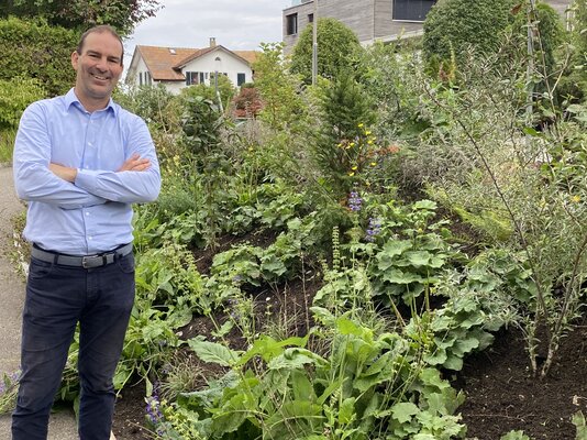 Wildhecke anstatt Kirschlorbeer: Karl Jeker nutzte das Angebot der Stadt und realisierte seine Vorstellung eines naturnahen Gartens.