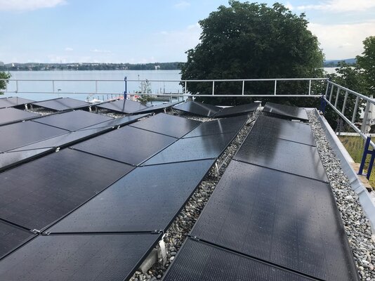 Seit Mitte Juni liefern 72 PV-Module Energie für das Restaurant Fischerhaus. ⋌IDSK