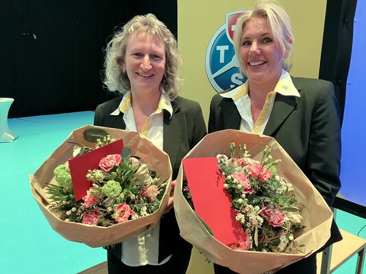 Ehrung für zehnjährige Mitarbeit auf der Kontaktstelle: Sonja Minikus und Barbara Hottinger