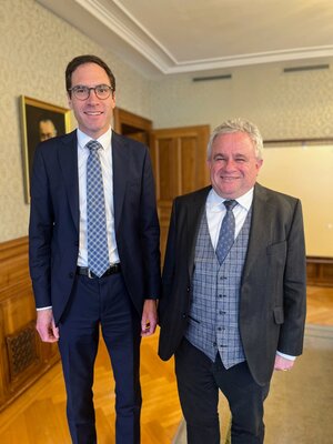 Sie präsentierten die Rechnung 2023 der Stadt Weinfelden: Stadtpräsident Simon Wolfer und Erwin Wagner, Leiter Finanzverwaltung.