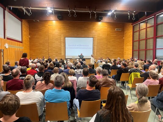Grossaufmarsch der Interessierten an der Ermatinger Sekundarschulversammlung.⋌zVg
