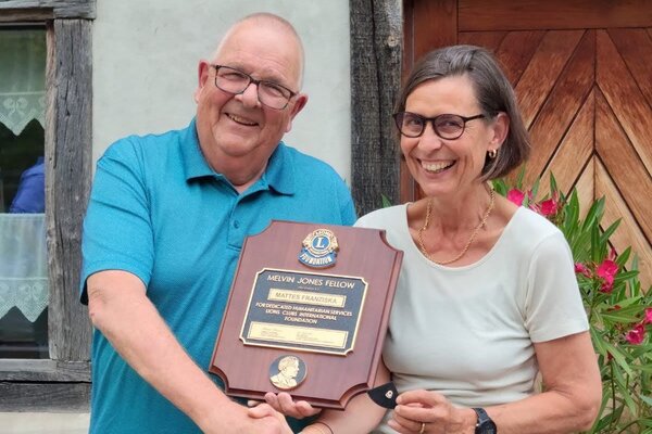 Übergabe des Melvin Jones Awards: Urs Lufi (District Sekretär) und Franziska Mattes (Past Präsidentin, Neumitglieder). - 1