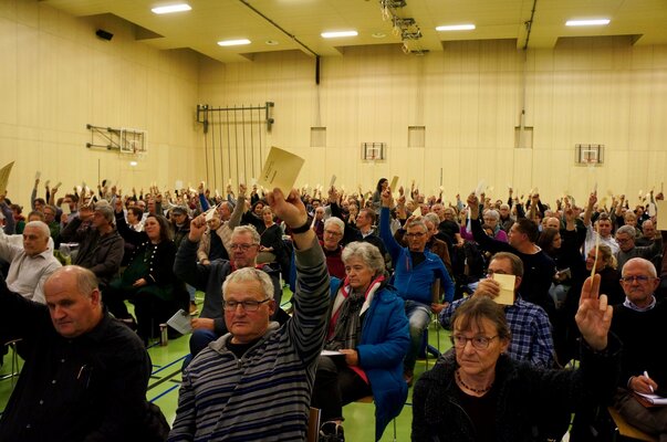 Die Dreifach-Turnhalle in Tägerwilen war mit 260 Personen gut gefüllt. ⋌Inka Grabowsky