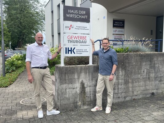 marc-widler-und-jerome-mueggler-vor-dem-haus-der-wirtschaft