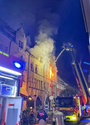 Am 25.07.2024 wurde die Feuerwehr Konstanz um 01:22 Uhr zu einem Gebäudebrand in die Zollernstraße alarmiert.