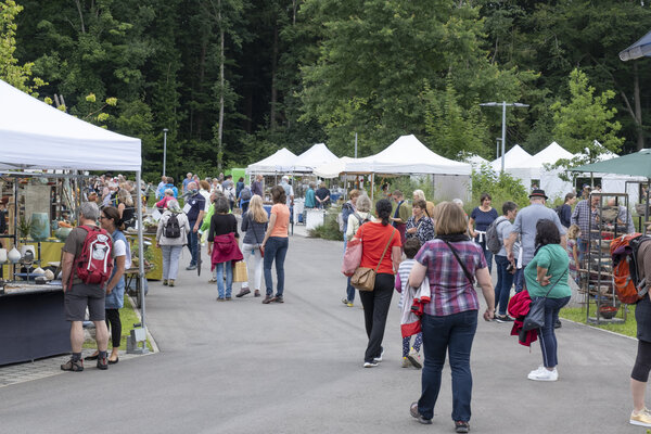 Der Keramikmarkt zieht Besucherinnen und Besucher aus nah und fern an. ⋌zVg