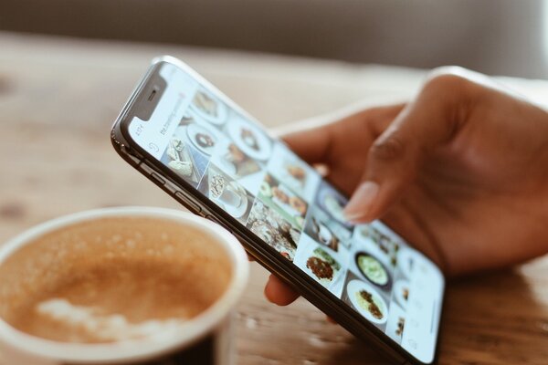 Abbildung 1 Foto von Kerde Severin: https://www.pexels.com/de-de/foto/selektive-fokusfotografie-einer-person-mit-iphone-x-1542252/