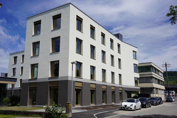 An zentraler Lage und in harmonischen Farben: So präsentiert sich das neue Dienstleistungszentrum an der Feststrasse 6 in Weinfelden.