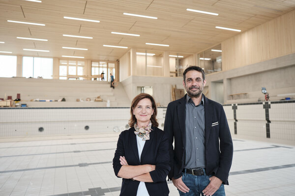 Schulpräsidentin Seraina Perini Allemann und Stadtrat Daniel Moos.