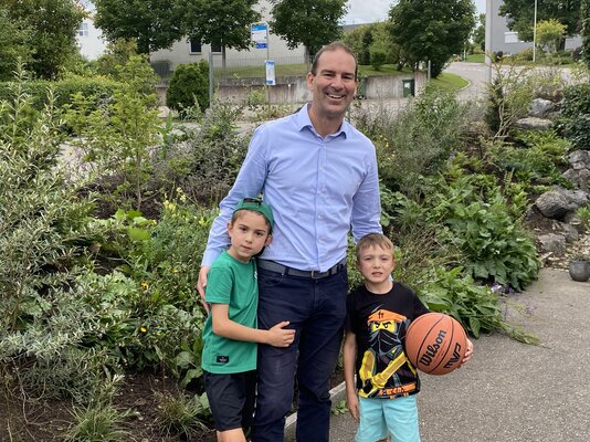 Karl Jecker mit seinen Söhnen Alexander (7) und David (6).