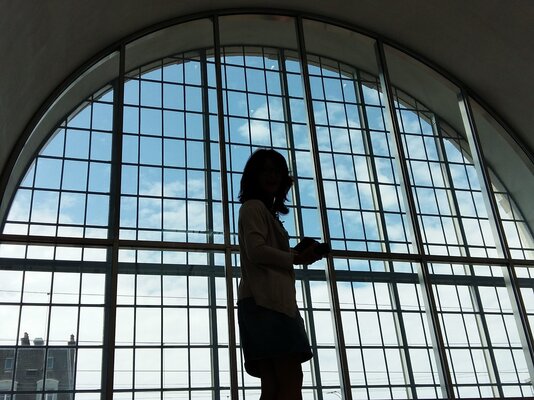 silhouette-person-vor-bogenfenster
