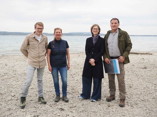 Jens Armbruster, Biologe, Irene Strang, Biologin, Andrea Näf-Clasen, Leiterin Amt für Raumentwicklung, und Rolf Niederer, Teamleiter Abteilung Natur und Landschaft, informieren in Münsterlingen über das Naturjuwel Strandrasen. ⋌zVg