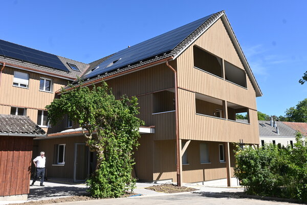 Der gelungen Neubau des Mehrfamilienhauses «Am Castellbach». ⋌Bilder Kurt Peter