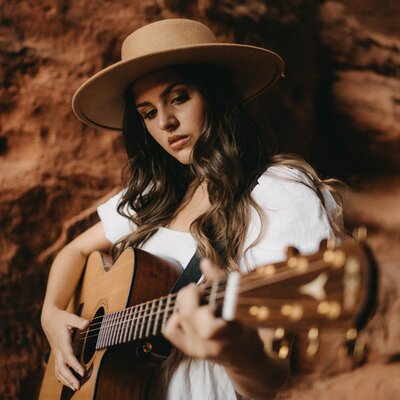 Die Country Chart Stürmerin, Amber Rae.