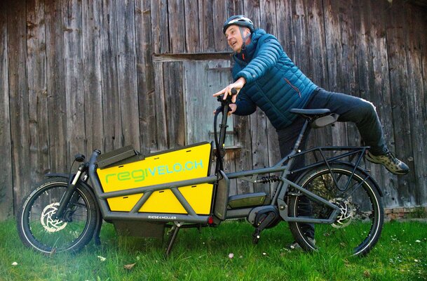 Ekkehard Fuchs zeigt, dass man ein Lastenvelo schwungvoll und sicher lenken kann.