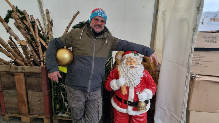 Patrick Angehrn beim Aufbau des Kreuzlinger Weihnachtsmarkts