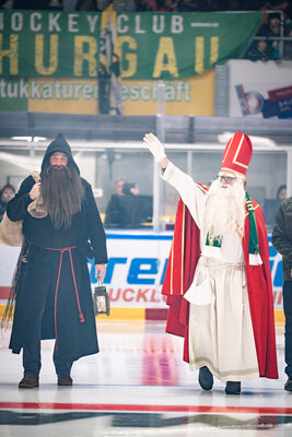 Den Start legten auf dem Eis Samichlaus und Schmutzli hin.