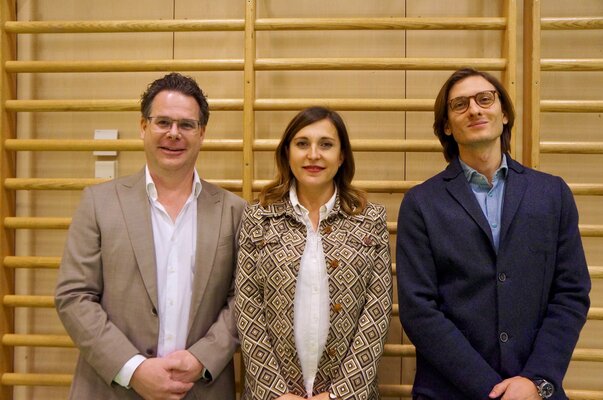 Ein glücklicher Schulpräsident Daniel Heidegger (l.) mit dem Architekten-Team Lucia Miglio und Filippo Beradi. ⋌Inka Grabowsky