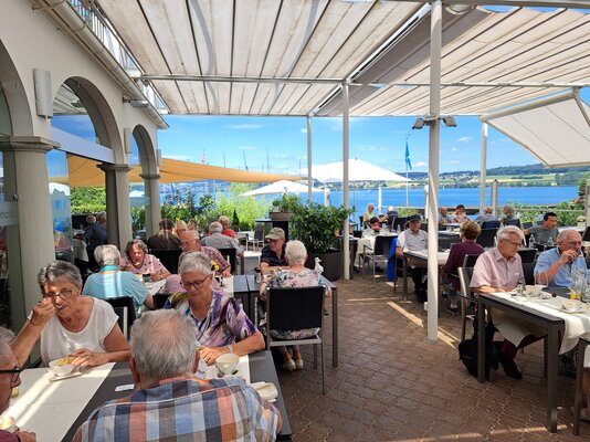 Das Mittagessen auf der Terrasse des Seehotel Hallwil in Beinwil am See war ein weiterer Höhepunkt der Reise.