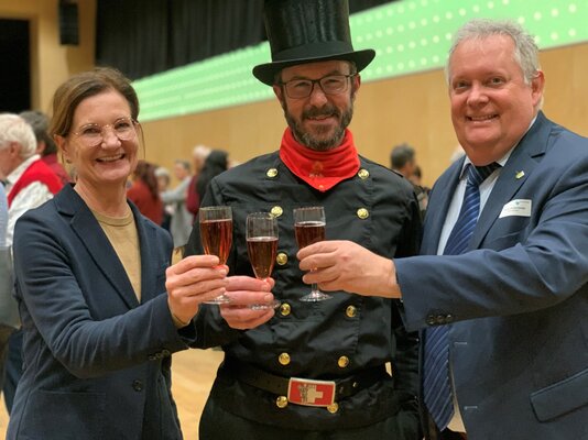Wünschen allen ein glückliches 2025: Schulpräsidentin Seraina Perini Allemann,  Walter Tanner und Stadtpräsident Thomas Niederberger (v.l.) ⋌IDSK